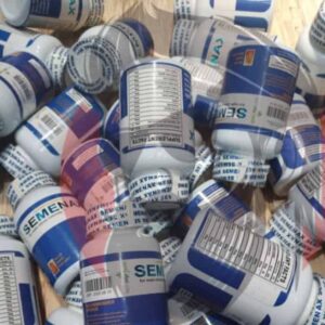 عبوات مكملات السمين للرجال منتامينات غنية بالصحة، علب كثيرة من مكملات السمين على سطح خشبي.